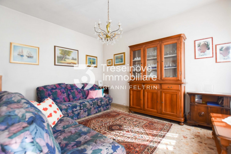 (Per INFO Feltrin ing. Gianni 3288349492) Proponiamo in vendita casa singola su due livelli a Tre...