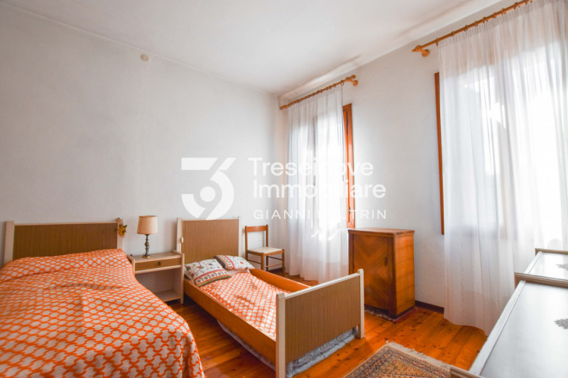 (Per INFO Feltrin ing. Gianni 3288349492) Proponiamo in vendita casa singola su due livelli a Tre...