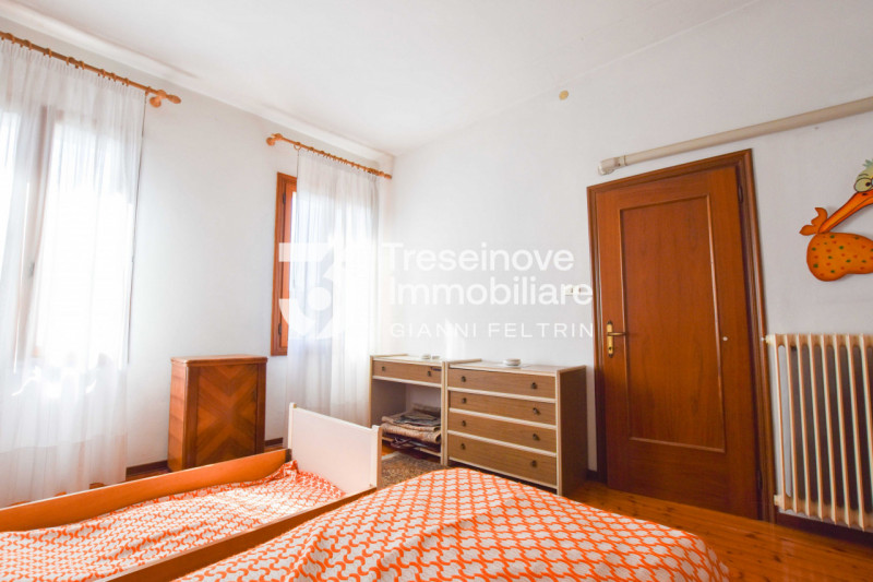 (Per INFO Feltrin ing. Gianni 3288349492) Proponiamo in vendita casa singola su due livelli a Tre...