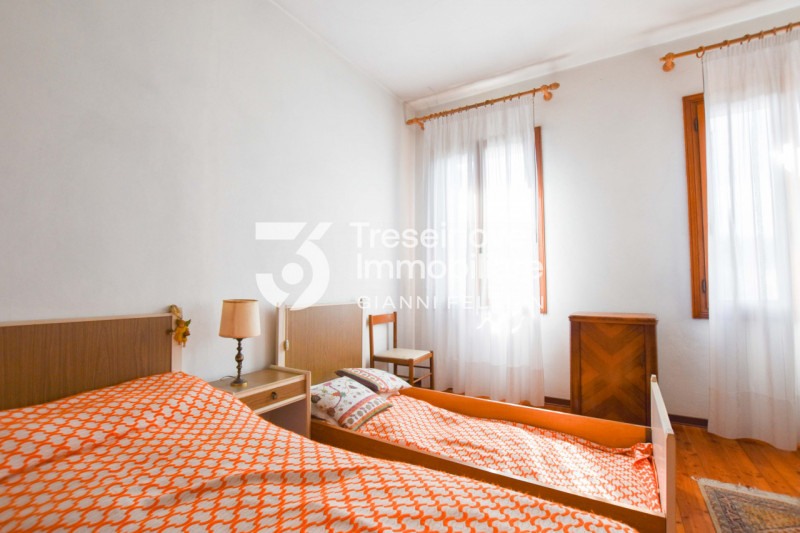 (Per INFO Feltrin ing. Gianni 3288349492) Proponiamo in vendita casa singola su due livelli a Tre...