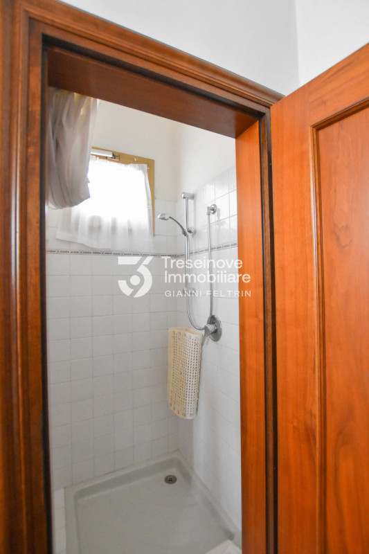 (Per INFO Feltrin ing. Gianni 3288349492) Proponiamo in vendita casa singola su due livelli a Tre...