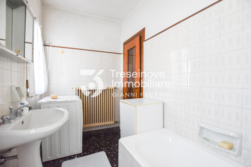 (Per INFO Feltrin ing. Gianni 3288349492) Proponiamo in vendita casa singola su due livelli a Tre...