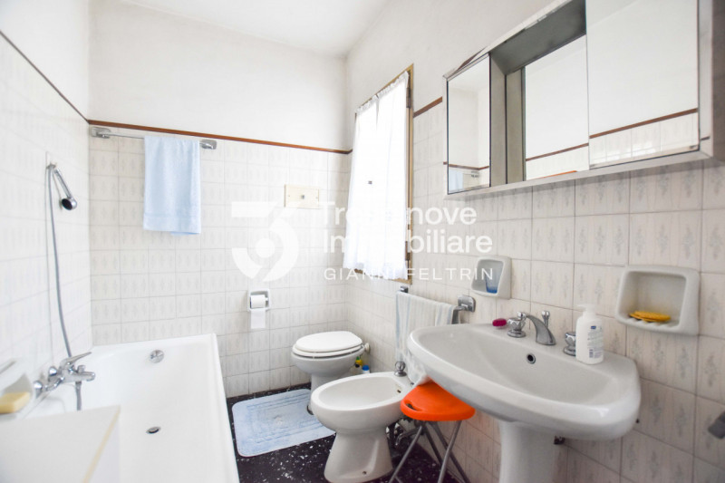 (Per INFO Feltrin ing. Gianni 3288349492) Proponiamo in vendita casa singola su due livelli a Tre...