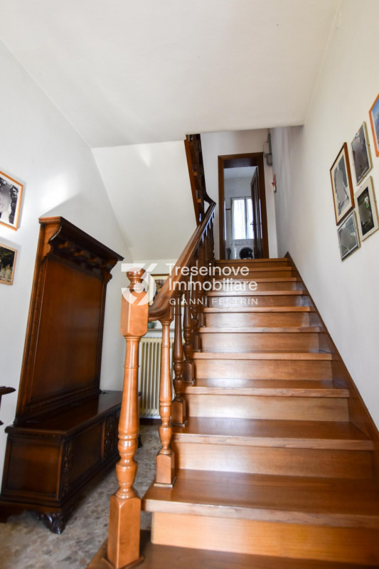 (Per INFO Feltrin ing. Gianni 3288349492) Proponiamo in vendita casa singola su due livelli a Tre...