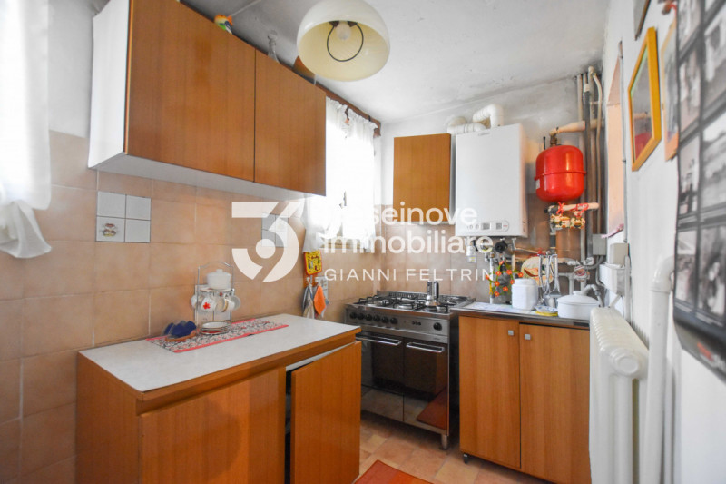 (Per INFO Feltrin ing. Gianni 3288349492) Proponiamo in vendita casa singola su due livelli a Tre...