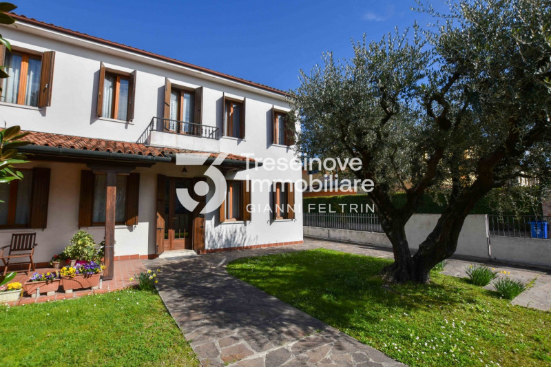 (Per INFO Feltrin ing. Gianni 3288349492) Proponiamo in vendita casa singola su due livelli a Tre...