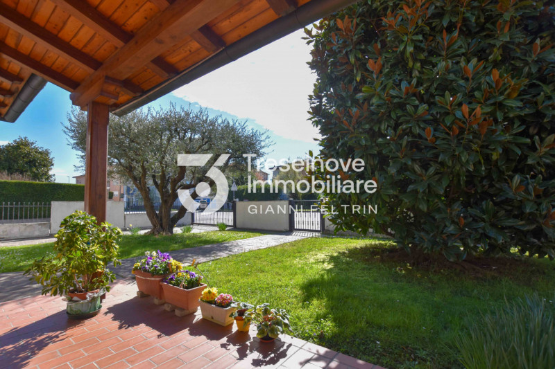 (Per INFO Feltrin ing. Gianni 3288349492) Proponiamo in vendita casa singola su due livelli a Tre...