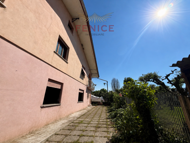 Ai piedi delle dolci colline trevigiane, a pochi minuti da Conegliano e nelle vicinanze dello sto...