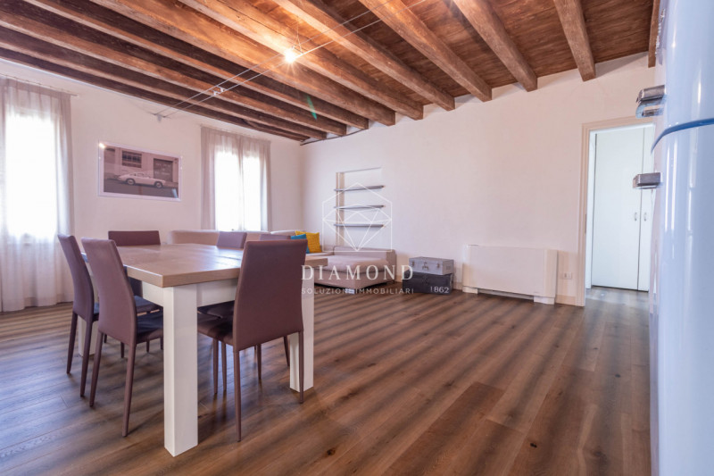 DISPONBIILE DA SUBITO.

Falzè di Trevignano: spazioso mini appartamento al piano primo con ascens...