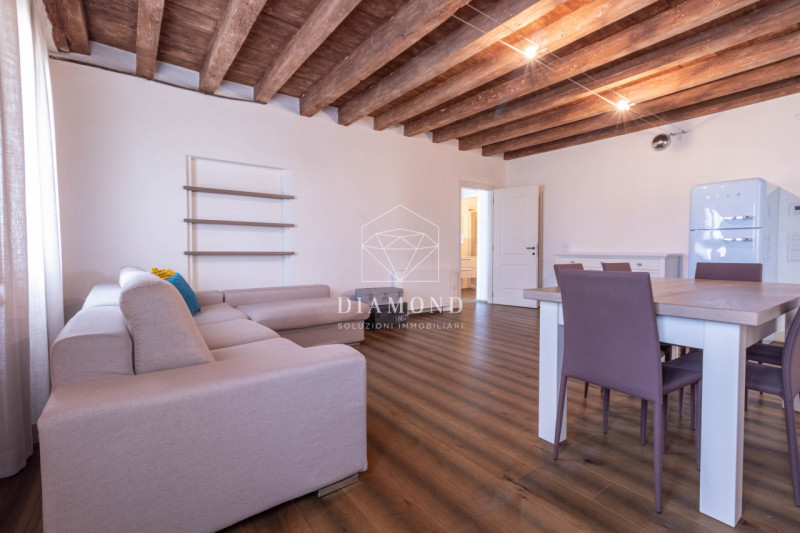 DISPONBIILE DA SUBITO.

Falzè di Trevignano: spazioso mini appartamento al piano primo con ascens...