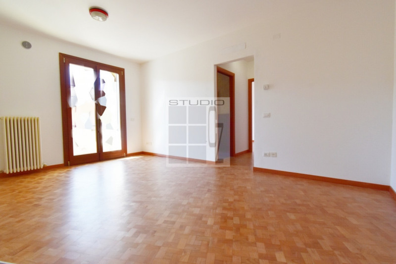 Proponiamo appartamento all'ultimo piano in centro a Loreggia!

Caratterizza l'abitazione la sple...