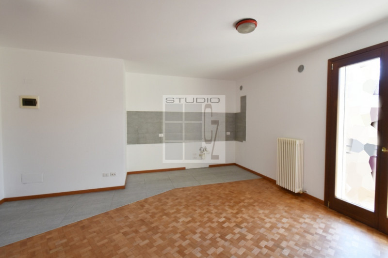 Proponiamo appartamento all'ultimo piano in centro a Loreggia!

Caratterizza l'abitazione la sple...