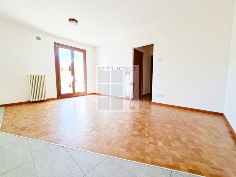 Proponiamo appartamento all'ultimo piano in centro a Loreggia!

Caratterizza l'abitazione la sple...