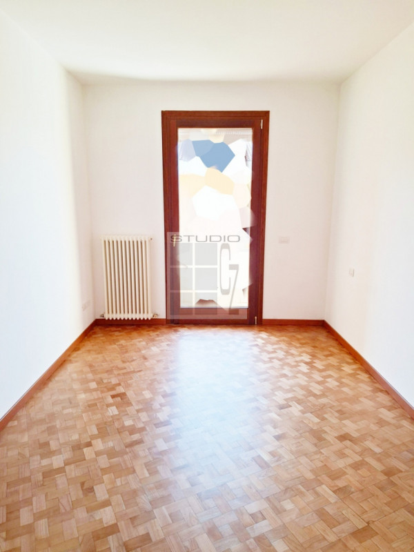 Proponiamo appartamento all'ultimo piano in centro a Loreggia!

Caratterizza l'abitazione la sple...