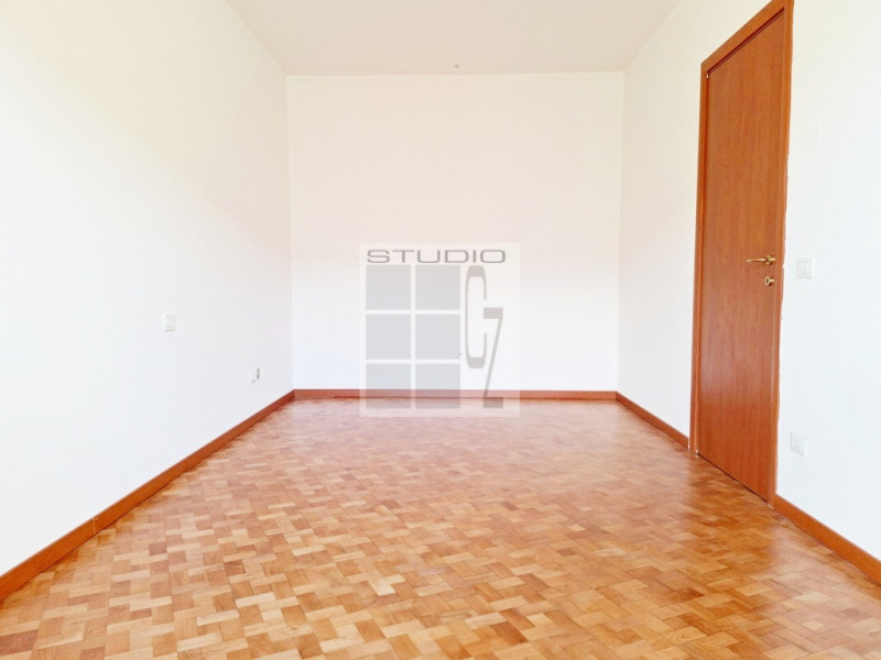 Proponiamo appartamento all'ultimo piano in centro a Loreggia!

Caratterizza l'abitazione la sple...