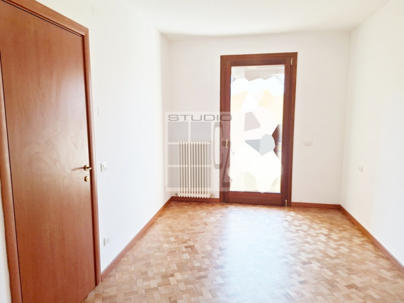 Proponiamo appartamento all'ultimo piano in centro a Loreggia!

Caratterizza l'abitazione la sple...