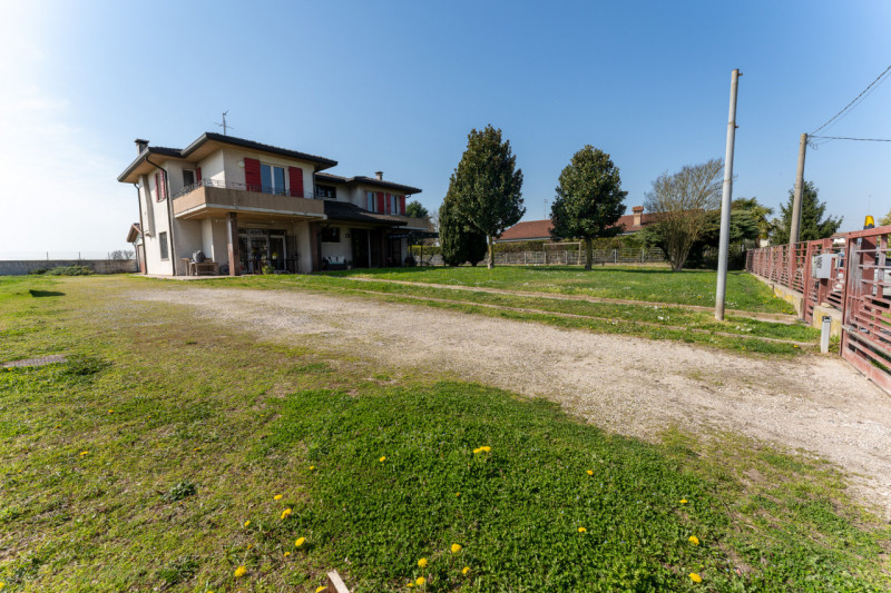 Proponiamo in vendita una splendida casa singola, in posizione riservata e immersa nella natura, ...