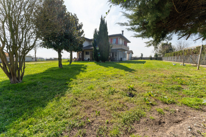 Proponiamo in vendita una splendida casa singola, in posizione riservata e immersa nella natura, ...