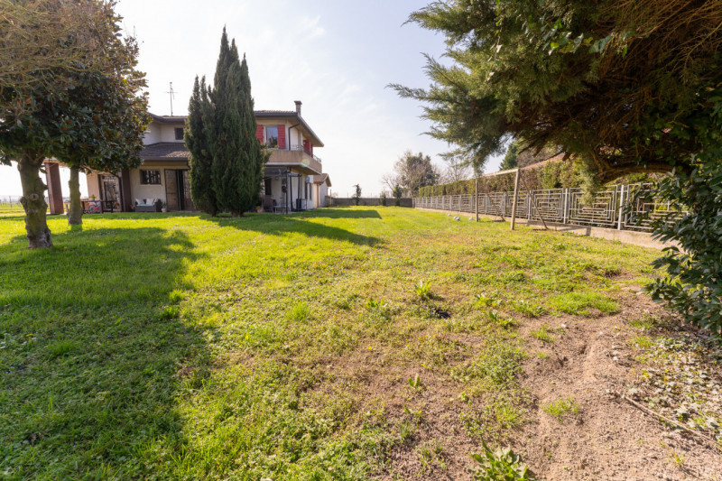 Proponiamo in vendita una splendida casa singola, in posizione riservata e immersa nella natura, ...