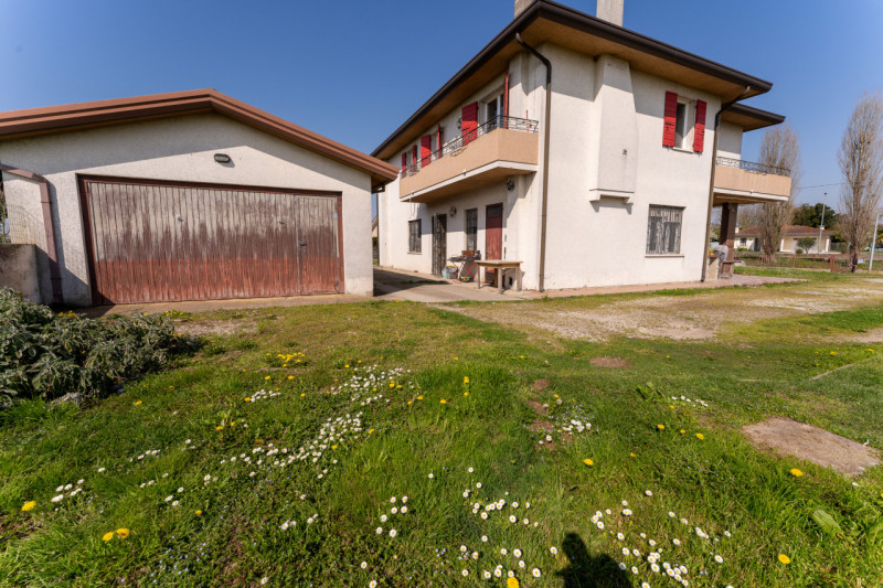 Proponiamo in vendita una splendida casa singola, in posizione riservata e immersa nella natura, ...