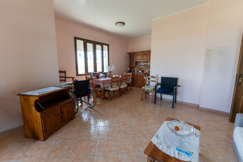 Proponiamo in vendita una splendida casa singola, in posizione riservata e immersa nella natura, ...