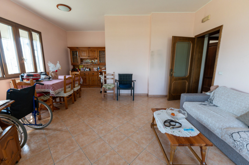 Proponiamo in vendita una splendida casa singola, in posizione riservata e immersa nella natura, ...