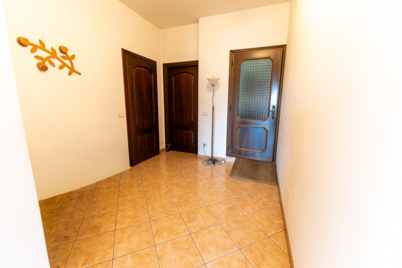 Proponiamo in vendita una splendida casa singola, in posizione riservata e immersa nella natura, ...