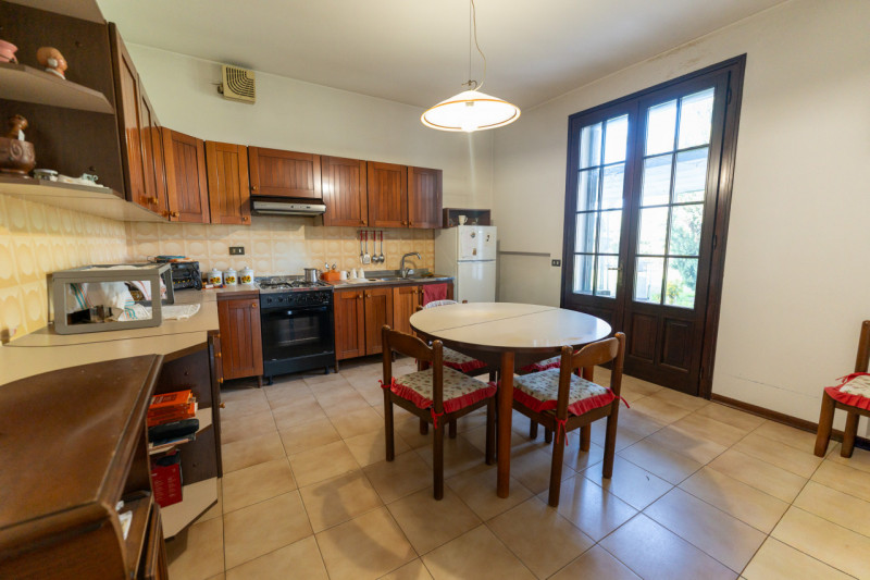 Proponiamo in vendita una splendida casa singola, in posizione riservata e immersa nella natura, ...