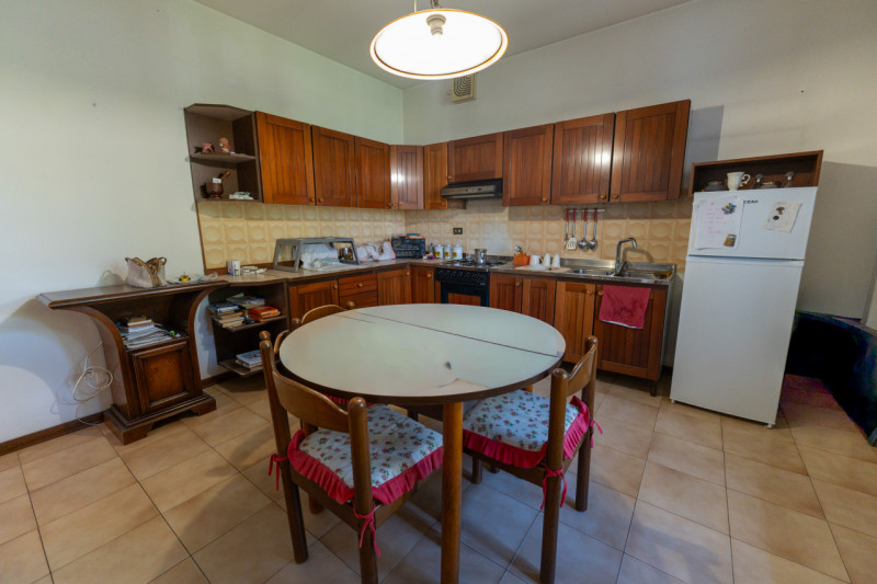 Proponiamo in vendita una splendida casa singola, in posizione riservata e immersa nella natura, ...