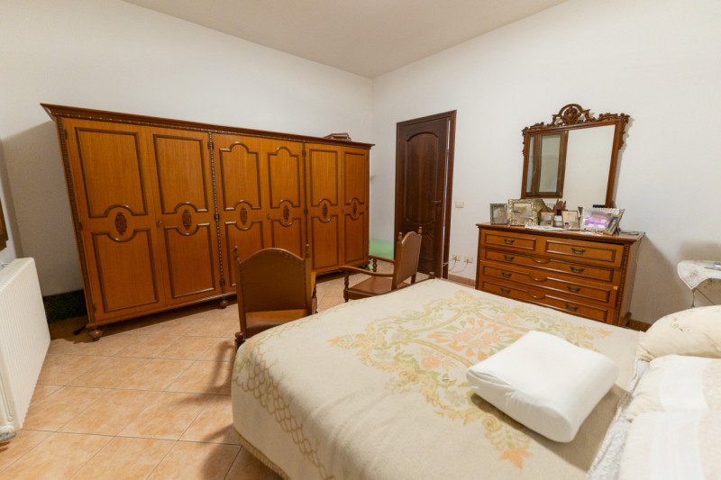 Proponiamo in vendita una splendida casa singola, in posizione riservata e immersa nella natura, ...