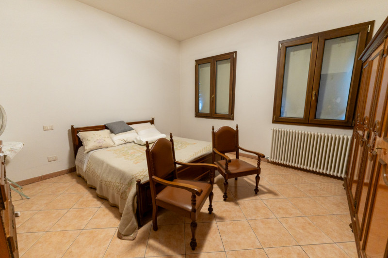 Proponiamo in vendita una splendida casa singola, in posizione riservata e immersa nella natura, ...