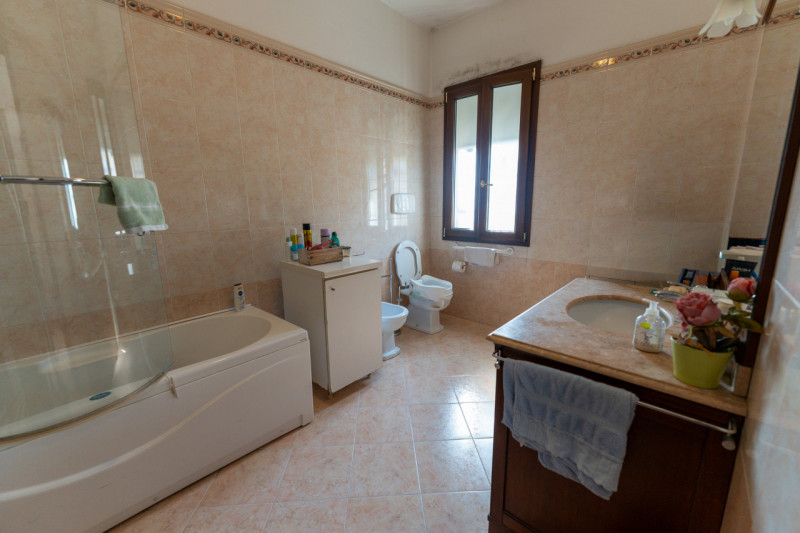 Proponiamo in vendita una splendida casa singola, in posizione riservata e immersa nella natura, ...