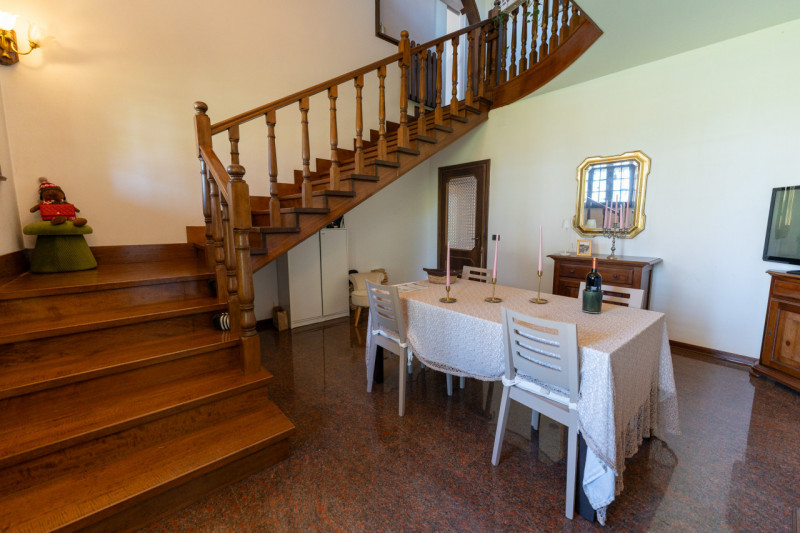 Proponiamo in vendita una splendida casa singola, in posizione riservata e immersa nella natura, ...