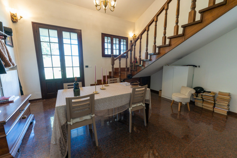 Proponiamo in vendita una splendida casa singola, in posizione riservata e immersa nella natura, ...