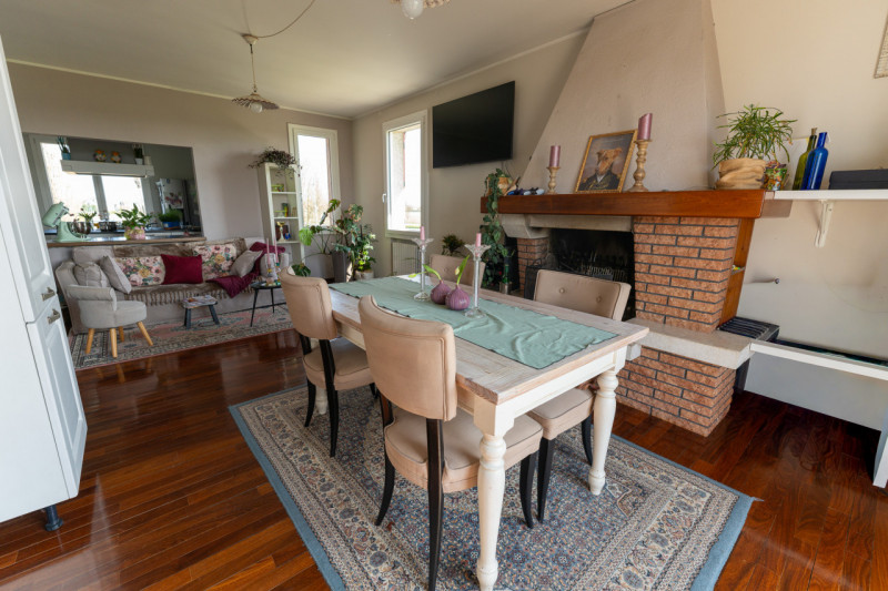 Proponiamo in vendita una splendida casa singola, in posizione riservata e immersa nella natura, ...