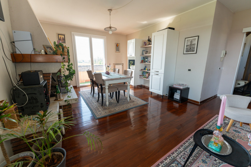 Proponiamo in vendita una splendida casa singola, in posizione riservata e immersa nella natura, ...