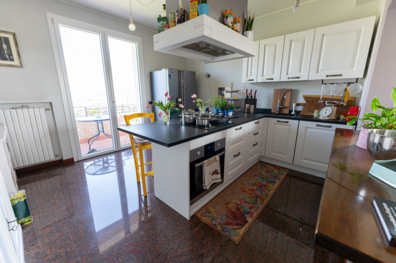 Proponiamo in vendita una splendida casa singola, in posizione riservata e immersa nella natura, ...