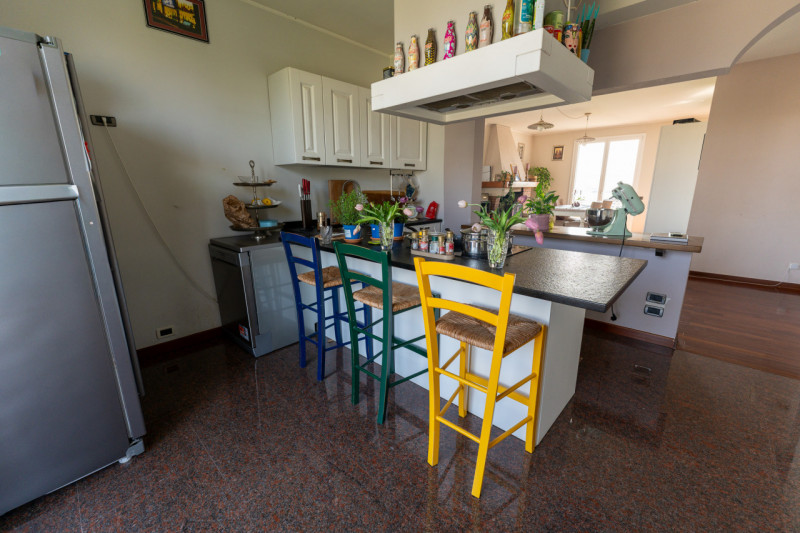 Proponiamo in vendita una splendida casa singola, in posizione riservata e immersa nella natura, ...