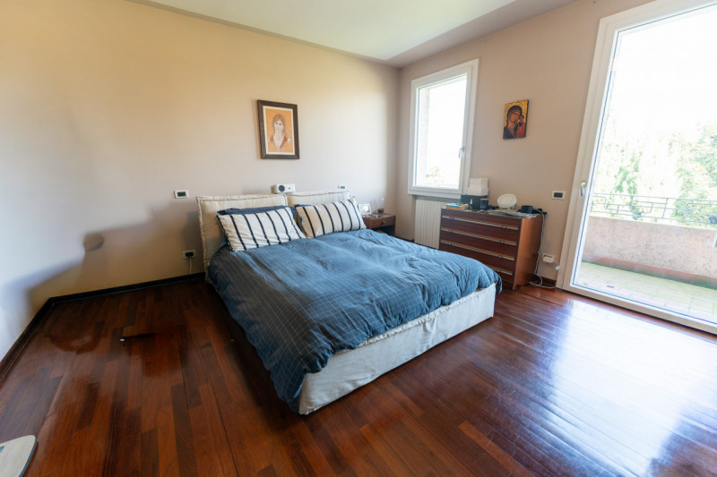 Proponiamo in vendita una splendida casa singola, in posizione riservata e immersa nella natura, ...