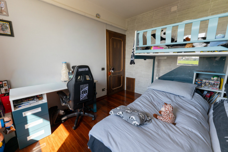 Proponiamo in vendita una splendida casa singola, in posizione riservata e immersa nella natura, ...