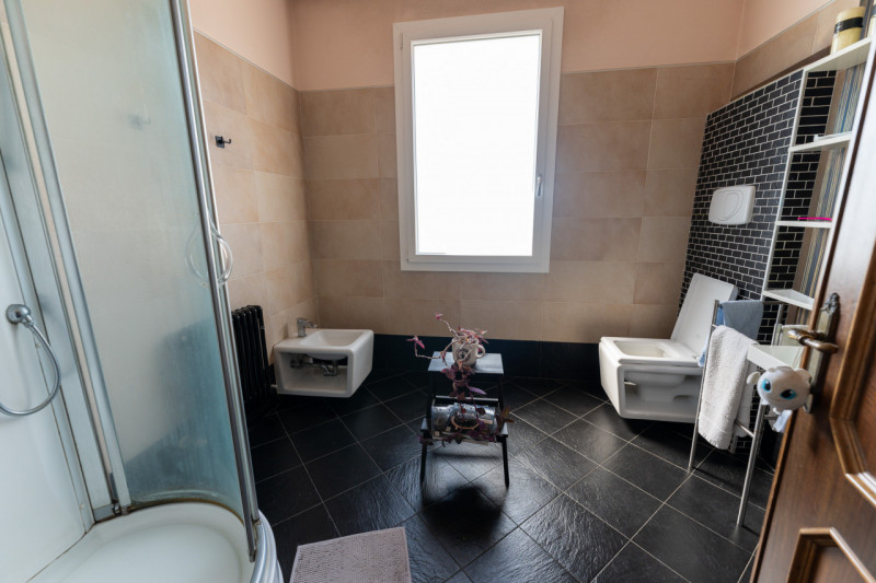 Proponiamo in vendita una splendida casa singola, in posizione riservata e immersa nella natura, ...