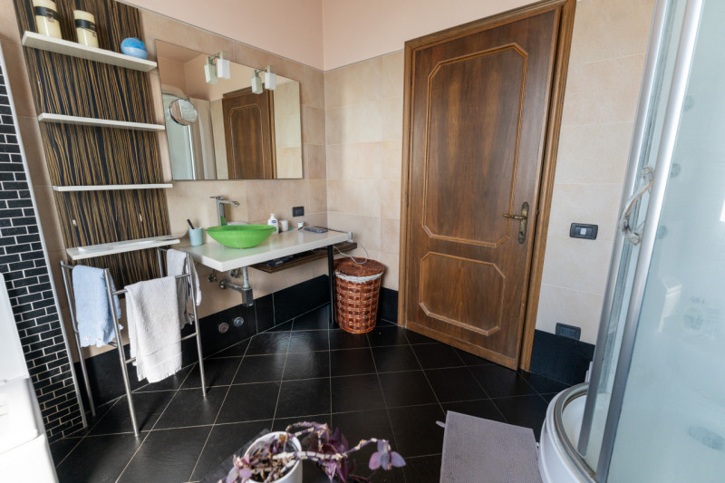 Proponiamo in vendita una splendida casa singola, in posizione riservata e immersa nella natura, ...