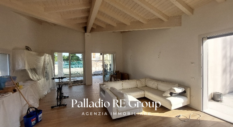 UNICO PIANO 3 CAMERE 2 BAGNI GARAGE DOPPIO GIARDINO PRIVATO AL GREZZO
Scopri questa affascinante ...