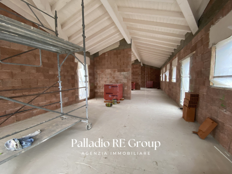 UNICO PIANO 3 CAMERE 2 BAGNI GARAGE DOPPIO GIARDINO PRIVATO AL GREZZO
Scopri questa affascinante ...