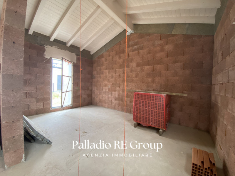 UNICO PIANO 3 CAMERE 2 BAGNI GARAGE DOPPIO GIARDINO PRIVATO AL GREZZO
Scopri questa affascinante ...