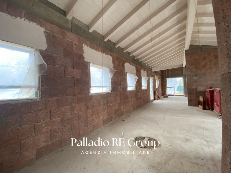 UNICO PIANO 3 CAMERE 2 BAGNI GARAGE DOPPIO GIARDINO PRIVATO AL GREZZO
Scopri questa affascinante ...