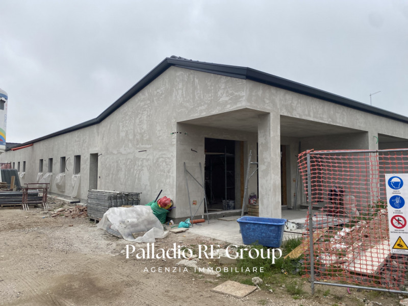 UNICO PIANO 3 CAMERE 2 BAGNI GARAGE DOPPIO GIARDINO PRIVATO AL GREZZO
Scopri questa affascinante ...