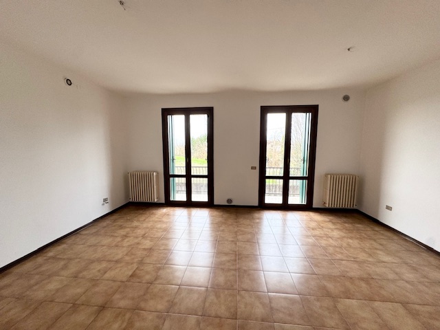 LOVOLO DI ALBETTONE (VI) Appartamento al piano rialzato con ampio soggiorno-cottura, bagno, 3 cam...