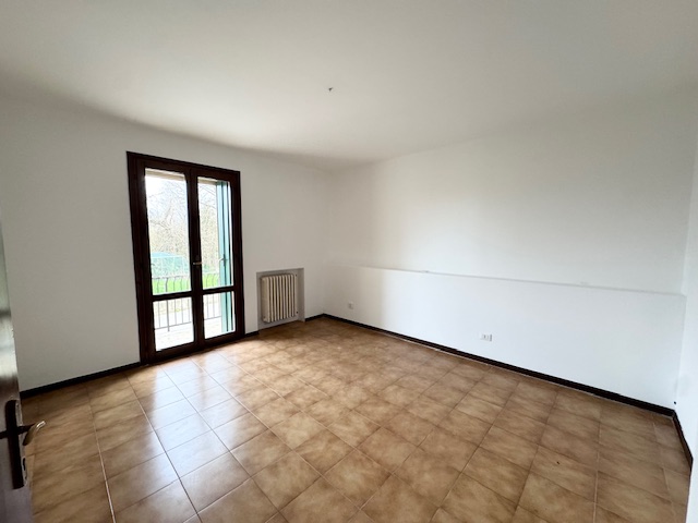 LOVOLO DI ALBETTONE (VI) Appartamento al piano rialzato con ampio soggiorno-cottura, bagno, 3 cam...