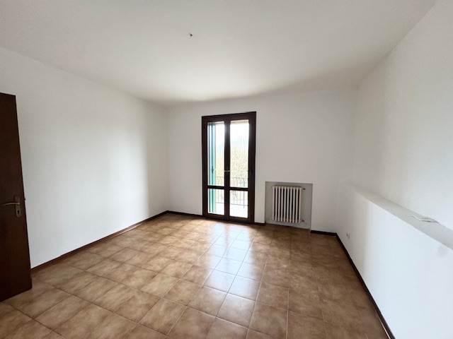 LOVOLO DI ALBETTONE (VI) Appartamento al piano rialzato con ampio soggiorno-cottura, bagno, 3 cam...